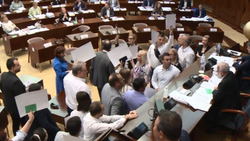 Некултура и неред во Собранието кое стана арена за тесно-партиски битки  