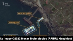Плавучий кран и катер типа «Серна» рядом с затопленным катером у острова Змеиный, 12 мая 2022 года