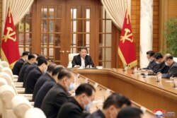 Заседание Политбюро ЦК Трудовой партии Кореи под председательством Ким Чен Ына, на котором было объявлено о начале эпидемии. 12 мая 2022 года