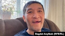 Дильшат Абдусатаров говорит, что в автозаке, на котором его вместе с другими людьми вывезли из больницы в СИЗО, сотрудники спецназа выбили три передних зуба