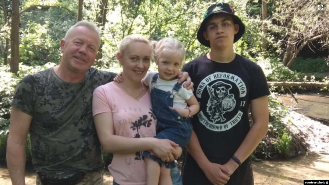 Oleh Konchakovski (stânga), sotia sa, Tetyana și băiatul lor, Mykyta Bobrov (dreapta) au murit în mașina atacată de ruși, lângă Kiev, la finalul lunii februarie. 