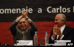 مارکز و فوئنتس در کنار هم در یک مراسم تقدیر از فوئنتس در مکزیک، ۳۰ نوامبر ۲۰۰۸