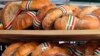 Frissen sült kenyér egy budapesti élelmiszervásáron 2021. augusztus 20-án