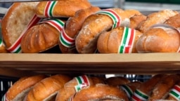 Frissen sült Szent István-kenyér a Magyar Ízek Utcája rendezvényen Budapesten 2021. augusztus 20-án