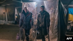  Ранени украински бойци в полева болница в бункер на металургичния цех „ Азовстал “ в Мариупол, Украйна. Снимката е публикувана на 10 май 2022 година 