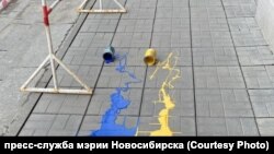 Банки с желтой и синей красками на крыльце мэрии Новосибирска