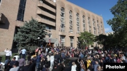 Armenia - Opposition supporters block a government building in Yerevan, May 13, 2022.
