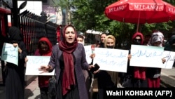Aktivistet afgane gjatë protestës më 10 maj 2022.
