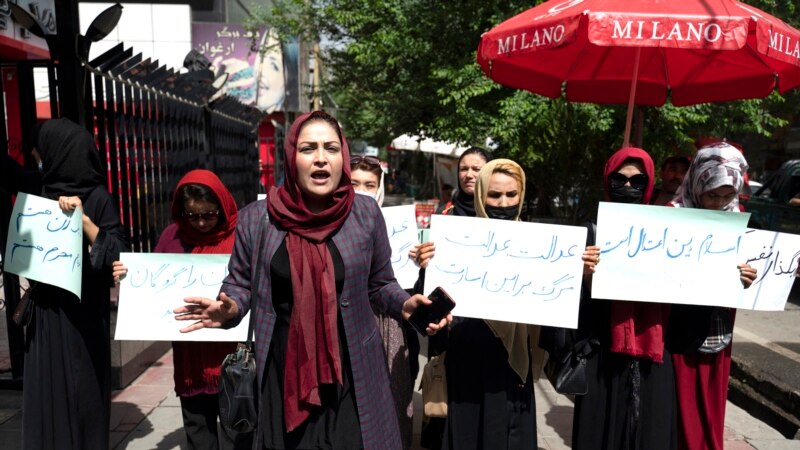 Gratë afgane protestojnë kundër dekretit të ri për mbulesë në publik