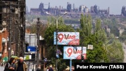 A győzelem napjára emlékeztető poszterek a II. világháború befejezésének 77. évfordulóján Mariupolban 2022. május 9-én