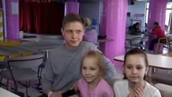 Un ucrainean de 18 ani își va crește frații după ce mama lor a fost ucisă într-un bombardament