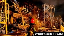 Pompierii din Odesa intervenind pentru a stinge incendiul izbucnit la un centru comercial lovit de o rachetă rusească pe 9 mai 2022 (imagine difuzată de Comandamentul Operațional Sud al armatei ucrainene) 