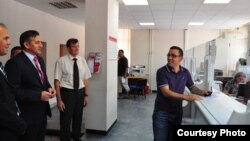 Ministri i Financave të Kosovës, Besim Beqaj, gjatë vizitës në Zyrën Rajonale të ATK-së në Pejë, 24 korrik 2013