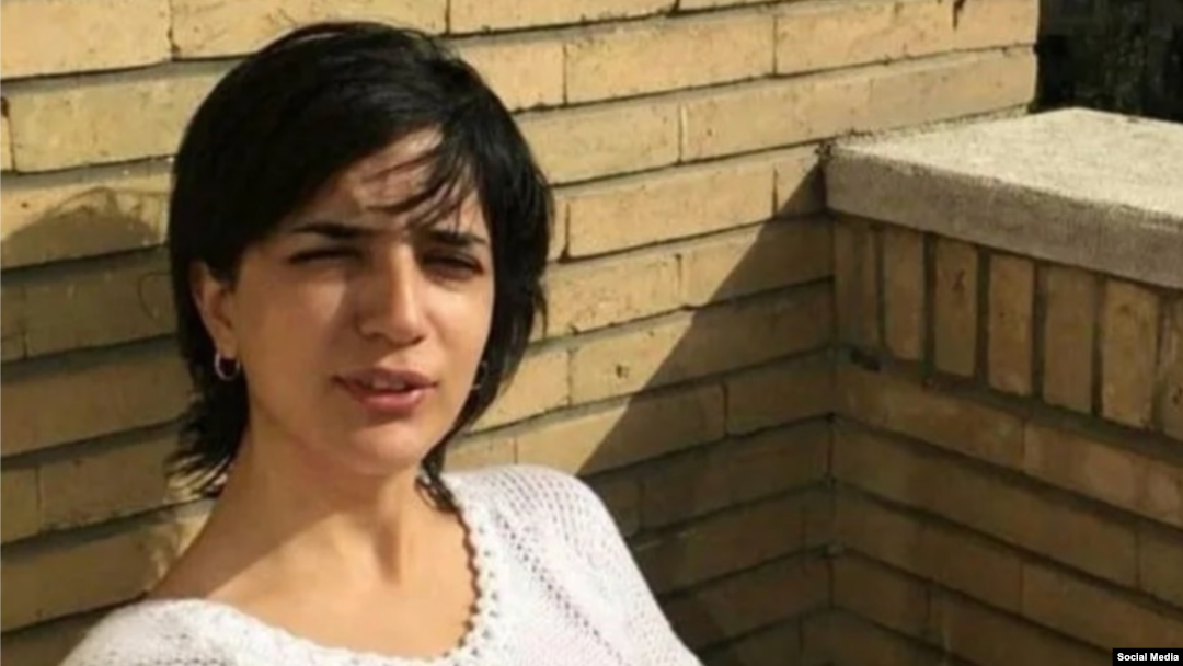 لیلا حسین‌زاده، دانشجوی کارشناسی ارشد رشته‌ انسان‌شناسی دانشگاه تهران، شهریور پارسال با حضور در دانشگاه در جلسه‌ای بدون حجاب اجباری از پایان‌نامه خود دفاع کرده بود