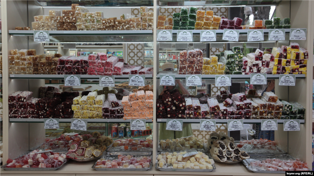 Великий вибір кримських солодощів. 100 рублів (36 гривень) за 100 грам