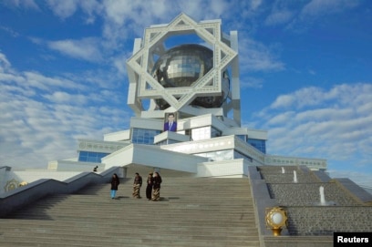 Орыс порно фильмдерін қызметшілермен онлайн көру Мен анамның трусисын жұлып алдым