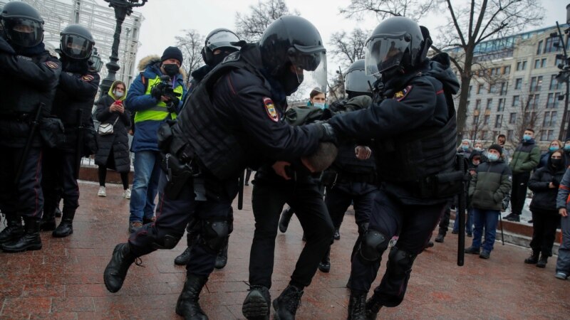 Апсења на протестите низ Русија за ослободување на Навални 