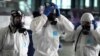 Члени екіпажу Тайських авіаліній готуються до дезінфекції кабіни літака під час процедури запобігання розповсюдженню коронавірусу (ілюстративне фото)
