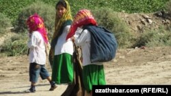 Дети несут сумки с собранным на поле хлопком. Лебапская область Туркменистана.