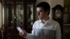 Молодой человек устанавливает приложение "Социальный мониторинг"