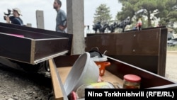 ეზიში დაყრილი საოჯახო ნივთები, 25 ივლისი