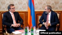 Премьер-министр Армении Никол Пашинян (справа) и посол Швейцарии в Армении Лукас Гассер, Ереван, 22 мая 2018 г.