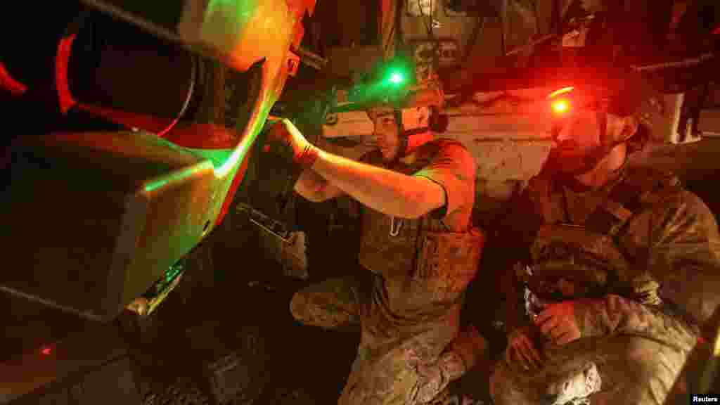 Az ukrán fegyveres erők 28. önálló gépesített dandárjának katonái készülnek egy M109 Paladin önjáró tarackkal támadják az orosz állásokat a donyecki régióban 2025. június 2-án