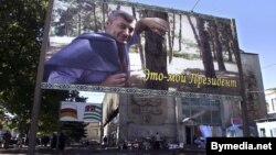 Роланд Келехсаев дал возможность «Народной партии» проявить себя на парламентских выборах. Кроме того, подобный поворот событий можно считать неожиданным подарком для тех, кто испытывал симпатии к экс-президенту Эдуарду Кокойты, – теперь им будет за кого голосовать