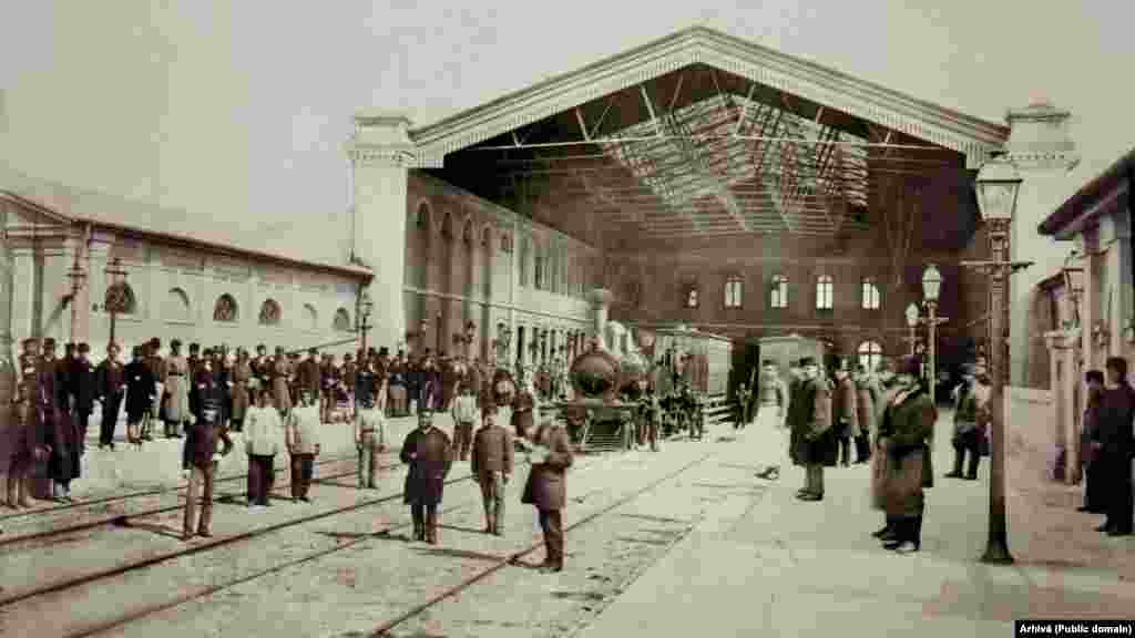 Gara București Filaret 1875 - Autogara Filaret 2021. Gara Filaret a fost prima gară din România. De aici a plecat primul tren spre Giurgiu, în toamna lui 1869. La sosirea în România principele Carol își promisese că nu va ieși în străinătate, nici măcar să își vadă familia din Prusia, până când nu va putea să o facă pe calea ferată.&nbsp; Mutați butonul rotund stânga-dreapta de-a lungul fotografiei pentru a vedea imaginile de atunci și de acum.