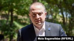 За словами голови делегації «Грузинської мрії» в ПАРЄ Іраклія Чіковані, частина представників партії влади перебуває як спостерігачі в Польщі