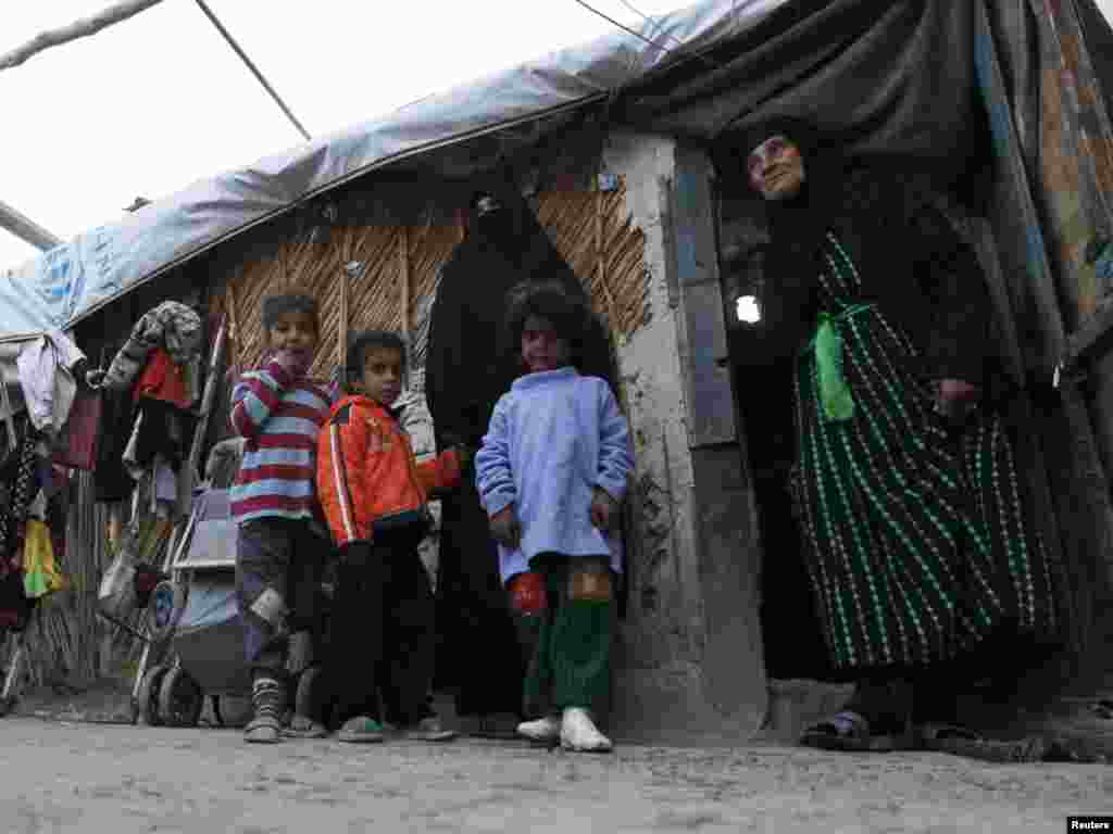 Irak - Stotine tisuća iračkih izbjeglica smješteno je u 94 UNHCR kampa u Iraku, Umm al-Banin, 24.01.2011. Foto: Reuters / Mohammed Ameen