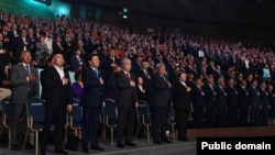 Президент Казахстана Касым-Жомарт Токаев (третий слева на переднем плане) на форуме «народной коалиции». Астана, 6 октября 2022 года
