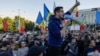 George Simion, vođa krajnje desnog Saveza za ujedinjenje Rumunije predvodi demonstracije 2022. On je 17. oktobra lažno tvrdio da je Rumunija evakuisala 3.000 Ukrajinaca iz Izraela, ali "nije Rumune", u objavi na društvenim mrežama koja je postala viralna.