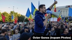 George Simion, vođa krajnje desnog Saveza za ujedinjenje Rumunije predvodi demonstracije 2022. On je 17. oktobra lažno tvrdio da je Rumunija evakuisala 3.000 Ukrajinaca iz Izraela, ali "nije Rumune", u objavi na društvenim mrežama koja je postala viralna.