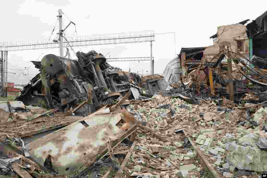 Egy vasúti raktárépület romjai egy orosz támadás után