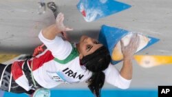 Elnaz Rekabi az iráni nők számára kötelező fejkendő nélkül versenyez a szöuli Ázsia-bajnokságon 2022. október 18-án