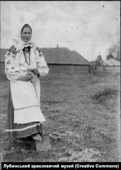 Збір картоплі в українському селі на Полтавщині, початок ХХ століття. Фото Лубенського краєзнавчого музею