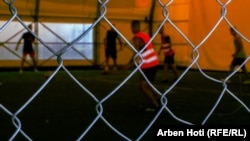 Të rinj në Qendrën Korrektuese për të Mitur në Lipjan, duke luajtur futboll, në tetor të vitit 2022.
