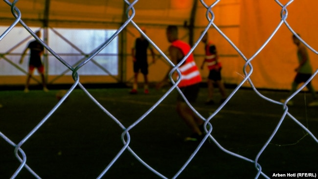 Të rinj në Qendrën Korrektuese për të Mitur në Lipjan, duke luajtur futboll, në tetor të vitit 2022.