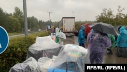 Пленка спасает вещи под дождем на границе