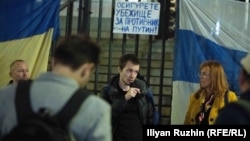 Александър Стоцки говори по време на демонстрация пред Съдебната палата в София.