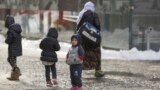 Printre cei mai afectați de inegalitățile economice din România sunt copii, al căror risc de sărăcie este la un nivel ridicat, spun specialiștii. Imagine generică. 