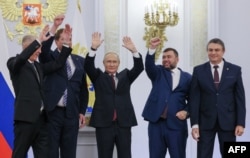 Krerët e emëruar nga Moska të rajonit Herson Vladimir Saldo(nga e majta) dhe rajonit Zaporizhja, Yevgeny Balitsky, presidenti rus Vladimir Putin, lideri separatist i Donjeckut, Denis Pushilin dhe lideri separatist i Luhanskut Leonid Pasechnik, Moskë më 30 shtator 2022.