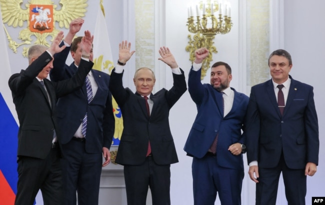 Krerët e emëruar nga Moska të rajonit Herson Vladimir Saldo(nga e majta) dhe rajonit Zaporizhja, Yevgeny Balitsky, presidenti rus Vladimir Putin, lideri separatist i Donjeckut, Denis Pushilin dhe lideri separatist i Luhanskut Leonid Pasechnik, Moskë më 30 shtator 2022.