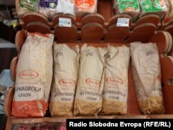 Векна бел леб во маркет во Скопје