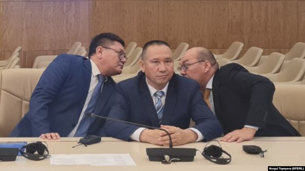 Кандидат от ОСДП Нурлан Ауесбаев (в центре), председатель ОСДП Асхат Рахимжанов (справа) и руководитель аппарата партии Талгат Омаров в ЦИК. Астана, 7 октября 2022 года 