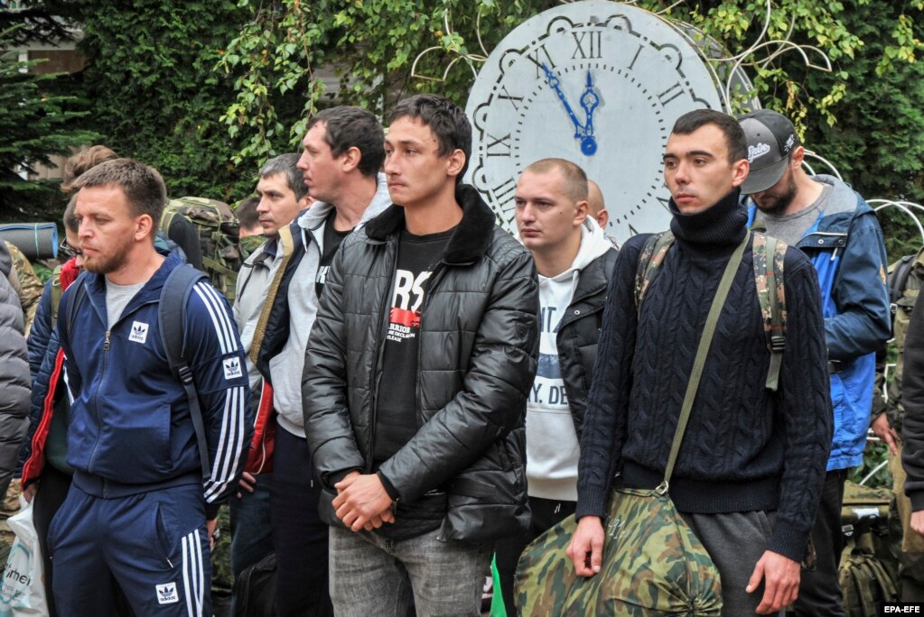 Rezervistët e thirrur për të shërbyer duke marrë pjesë në një ceremoni lamtumirës, para një qendre rekrutimi në Batajsk.