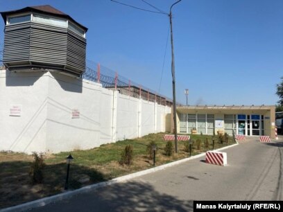 Дикті аузыма алып, сорамын Дикті аузыма алып, сорамын