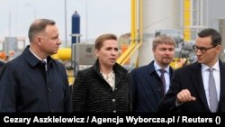 Poljski predsjednik Andržej Duda (lijevo), danska premijerka Mette Frederiksen (u sredini) i premijer Poljske Mateuš Moravijecki na otvaranju gasovoda Baltic Pipe između Norveške, Danske i Poljske, u Budnom, Poljska, 27. septembar 2022.