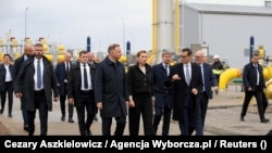 Полскиот претседател Анджеј Дуда, полскиот премиер Матеуш Моравјецки и данската премиерка Мете Фредериксен присуствуваат на отворањето на гасоводот Baltic Pipe помеѓу Норвешка, Данска и Полска, во Будно, Тлоцнија Газу Голениов, Полска, 27 септември 2022 година.